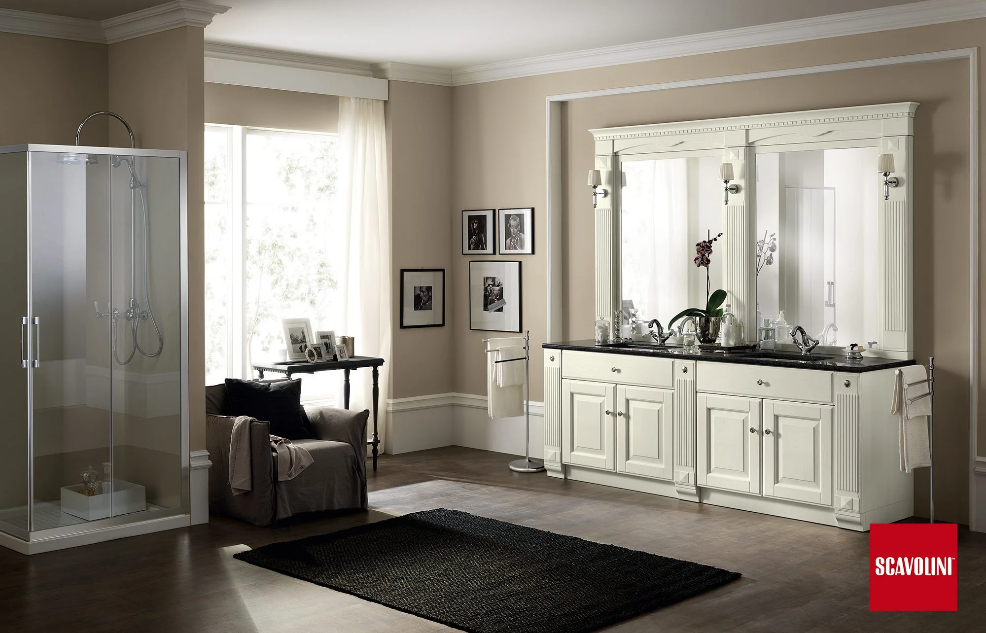 Bagno dallo stile classico, con imponente specchiera che poggia sul lavabo.